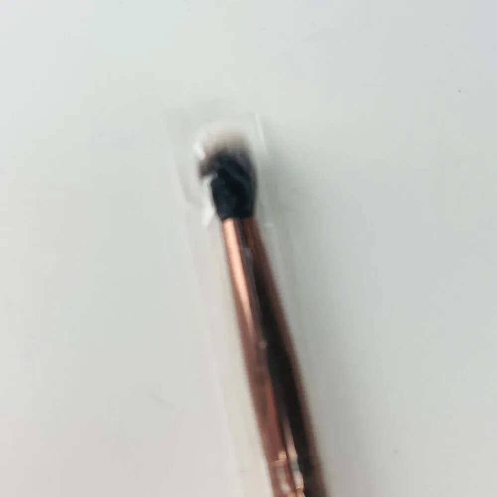 Luxie Small Tapered Blending 231 Eye Shadow MakeUp Brush Pink Rose Gold New